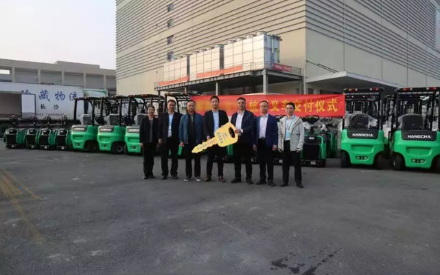【強(qiáng)勢(shì)】杭叉集團(tuán)交付湖南某大型冷庫58臺(tái)鋰電池叉車！