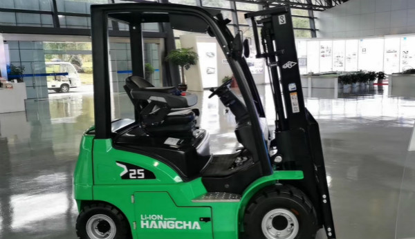 電動(dòng)叉車買鋰電的還是鉛酸的？當(dāng)然是鋰電的！